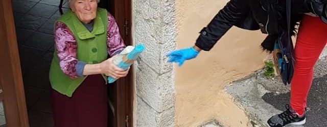 Torrecuso| Covid-19, operatori dello Sprar e Misericordia consegnano a domicilio i sacchetti per l’immondizia