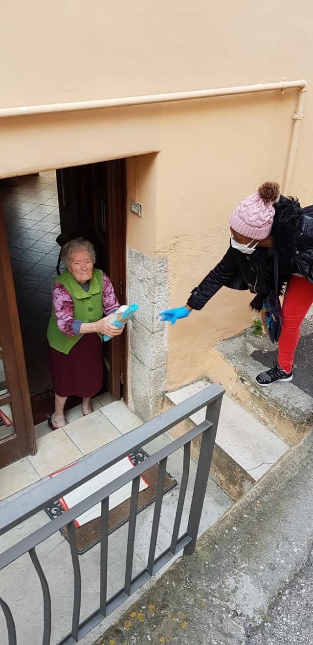 Torrecuso| Covid-19, operatori dello Sprar e Misericordia consegnano a domicilio i sacchetti per l’immondizia