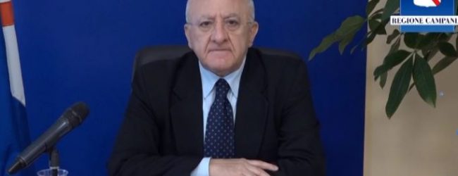 Movida, De Luca ai giovani: “Bere dallo stesso bicchiere è un comportamento da idioti”