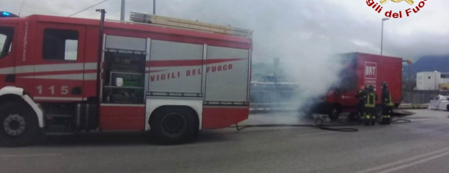 Mercogliano| Furgone in transito in fiamme, intervengono i vigili del fuoco. Conducente sotto shock