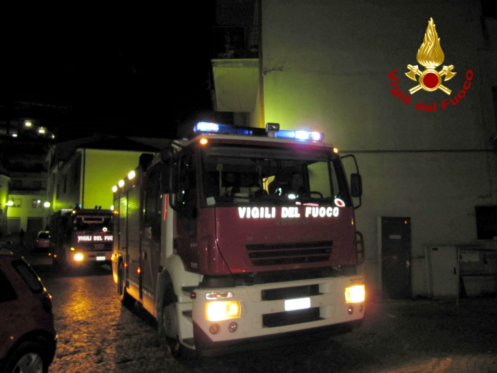 Monteforte Irpino| Fiamme nella notte in un palazzo di via Nazionale, famiglie evacuate durante lo spegnimento