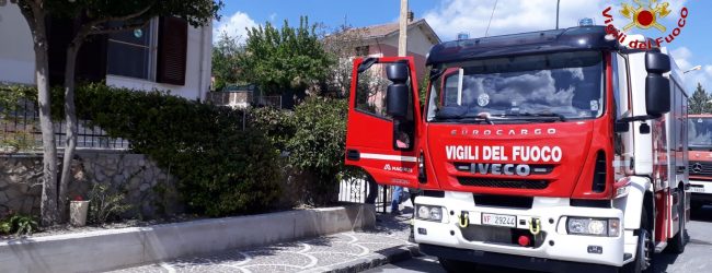 Melito| Incendio in cantina, i vigili del fuoco salvano abitazione e residenti