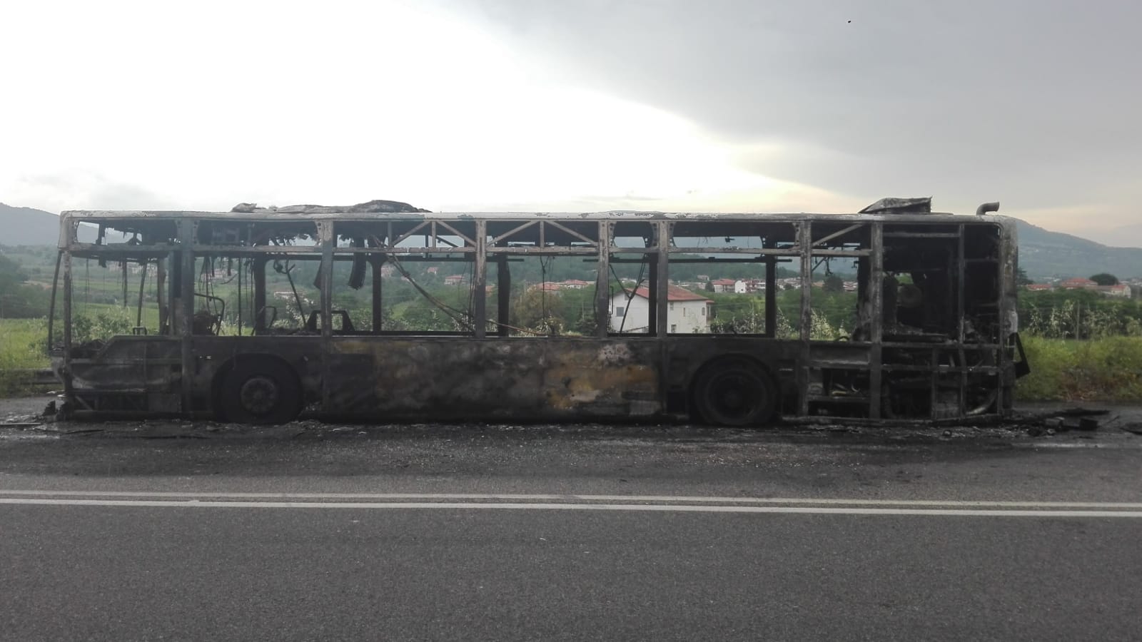 Autobus distrutto dalle fiamme lungo la Telesina, nessun ferito