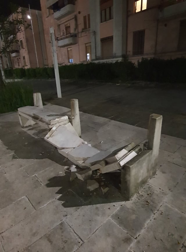 Benevento| Panchine rotte a San Modesto, tornano le invasioni barbariche/FOTO