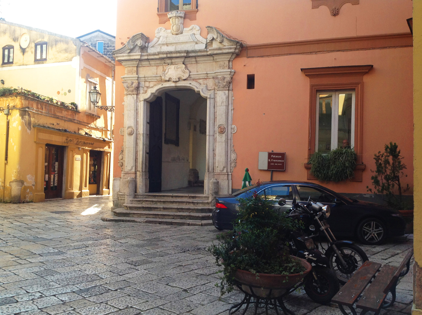 Crisi Sant’Agata, la drole de guerre di Valentino