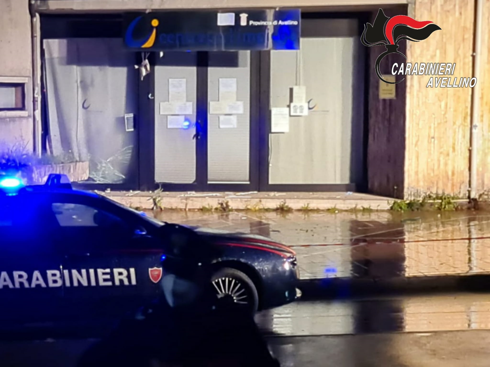 Avellino| Bomba carta davanti al Centro per l’Impiego, vetrina in frantumi