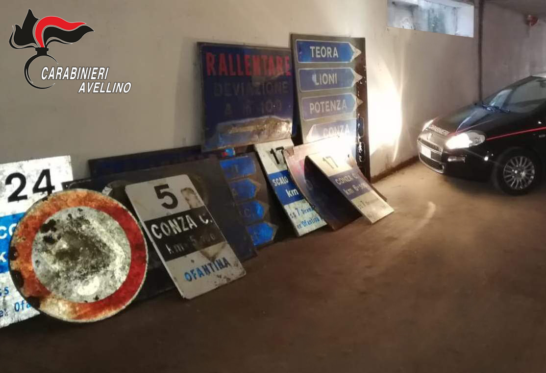 Conza della Campania| Copre il suo deposito agricolo con cartelli stradali, denunciato 60enne