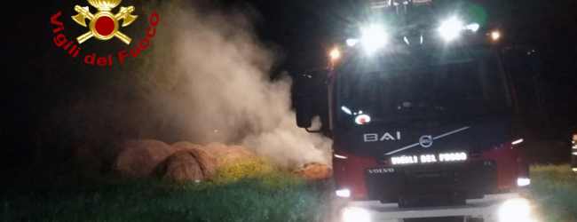 Guardia Lombardi| In fiamme tre rotoballe di fieno, paura della notte in contrada Santa Maria