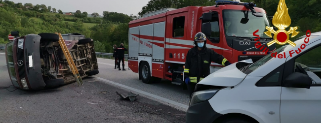 Lioni| Incidente tra due furgoni, 50enne ferito resta bloccato nell’abitacolo: liberato dai vigili del fuoco