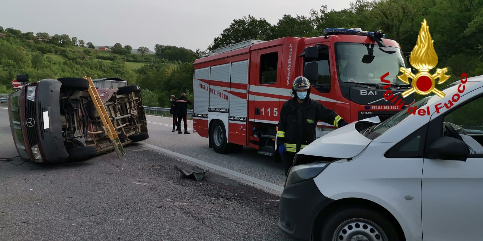 Lioni| Incidente tra due furgoni, 50enne ferito resta bloccato nell’abitacolo: liberato dai vigili del fuoco