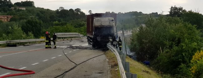 Pontelandolfo| S.S 87: esplode pneumatico, si incendia camion. Nessun ferito