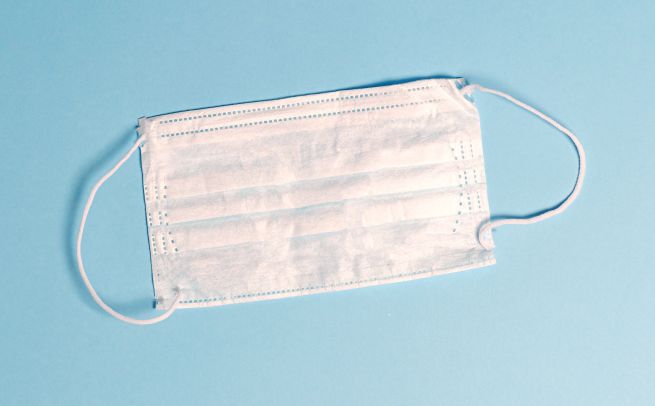 Covid, obbligo mascherine fino al 15 giugno per trasporti, sanità ed eventi al chiuso. “Raccomandate” sui luoghi di lavoro