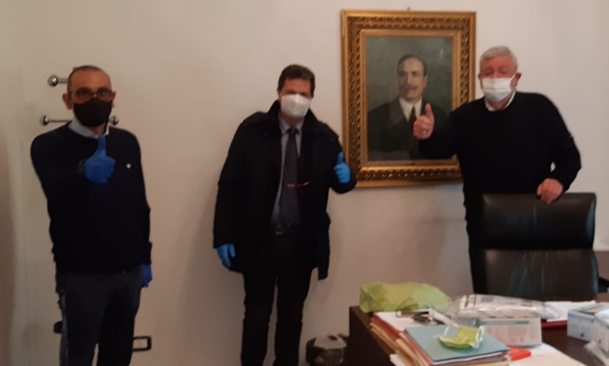 Avellino| Il consigliere Picariello (M5S) consegna 300 mascherine al “Rubilli”