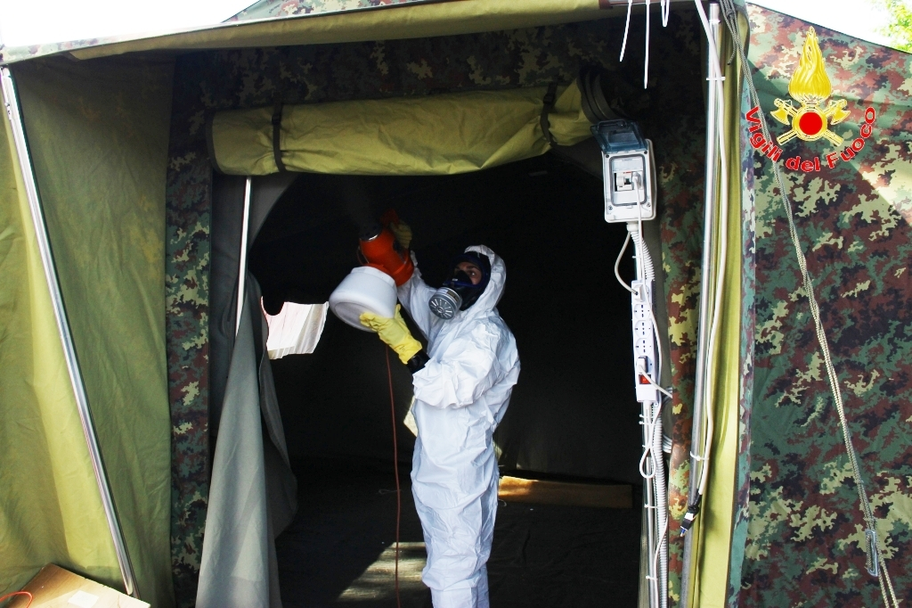 Sanificazione delle tende Asl ai caselli autostradali, in azione i vigili del fuoco di Avellino
