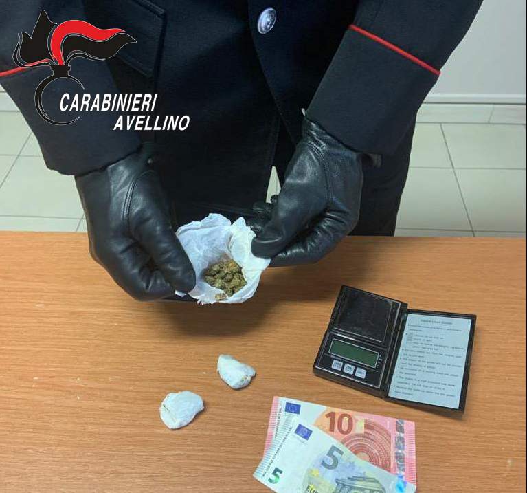 Grottaminarda| Spaccio di marijuana in villa comunale: 23enne in manette, denunciato il complice