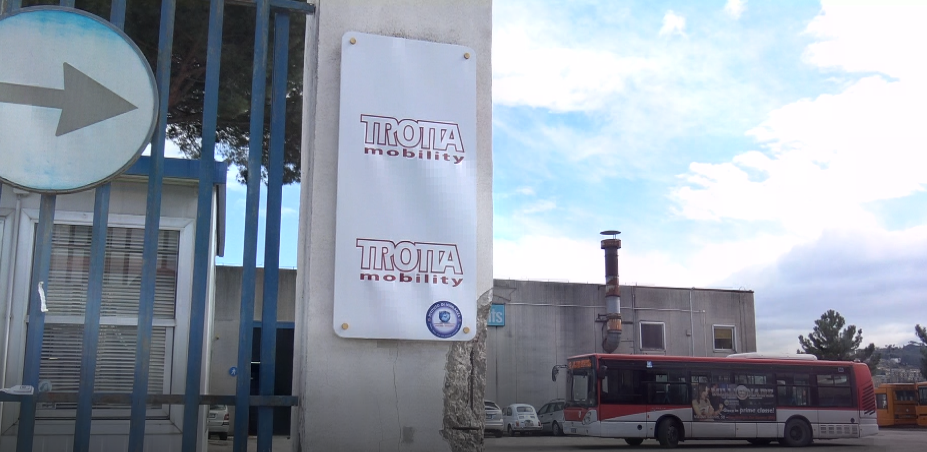 Trotta bus, dipendente investito nel piazzale