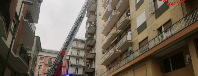 Avellino| Tenda divelta dal vento rischia di cadere dal 6° piano di un palazzo, intervento dei vigili del fuoco
