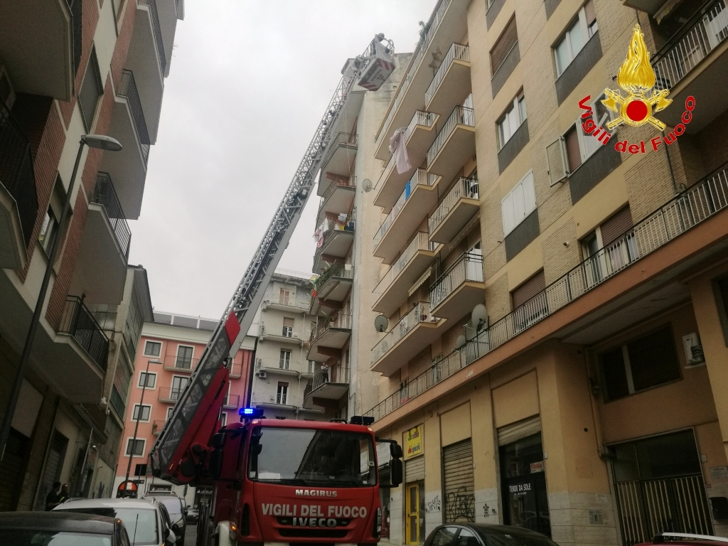 Avellino| Tenda divelta dal vento rischia di cadere dal 6° piano di un palazzo, intervento dei vigili del fuoco
