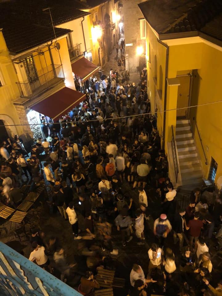 Movida a Benevento, la lettera di alcuni residenti del centro storico: “Ancora assembramenti e distanze non rispettate”