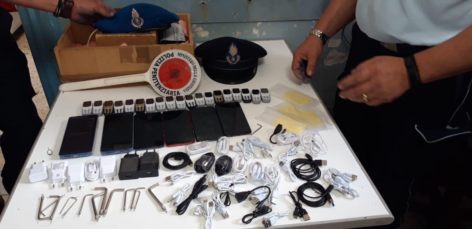 Carcere di Bellizzi, 25 cellulari nascosti nelle pentole