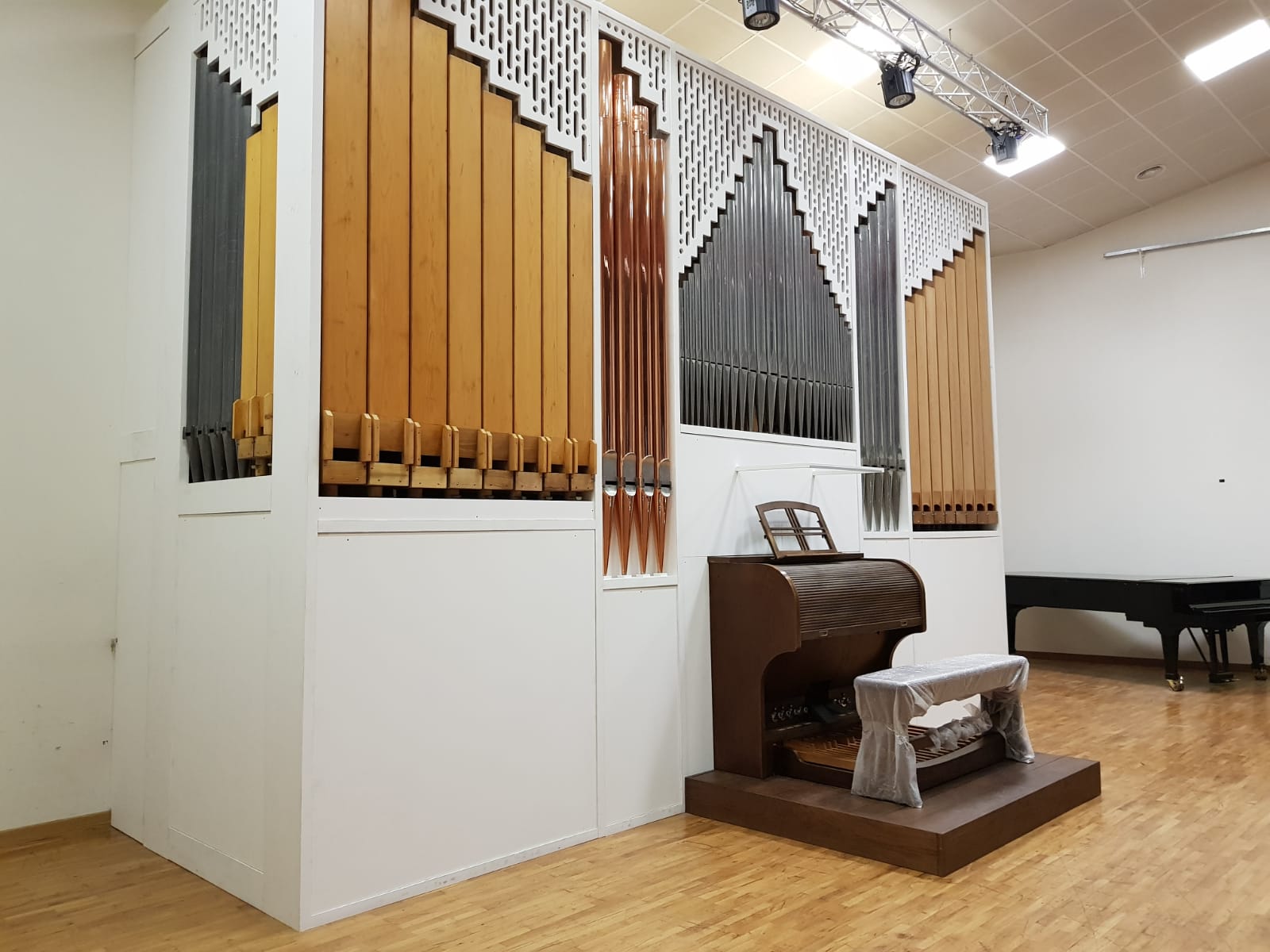 Avellino| Dopo tre anni di restauro, l’organo Tamburini riprende il suo posto al “Cimarosa”