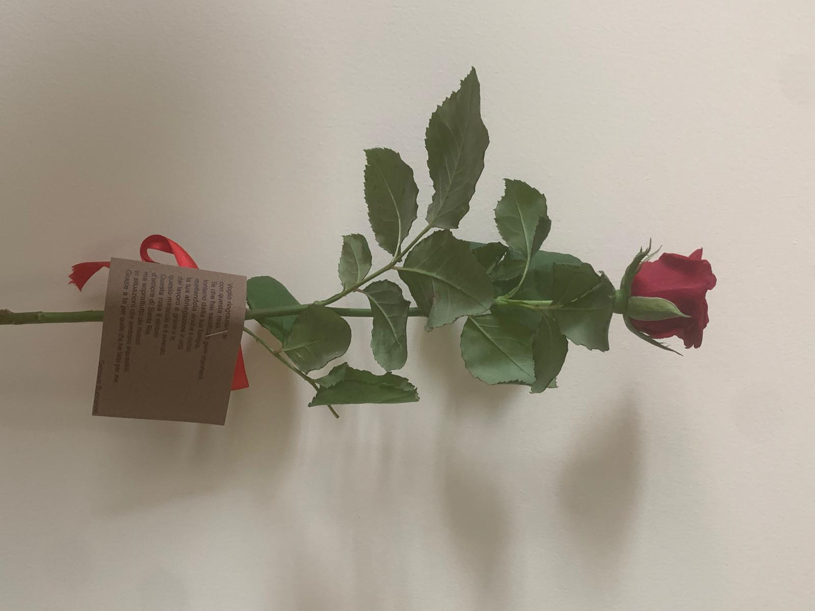 Avellino| Regala rose rosse agli operatori sanitari del Moscati per l’assistenza ricevuta dal padre affetto da covid