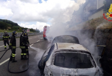 Monteforte Irpino| Auto in fiamme sull’A16, grande spavento per una famiglia di Airola