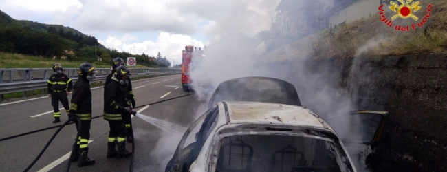 Monteforte Irpino| Auto in fiamme sull’A16, grande spavento per una famiglia di Airola