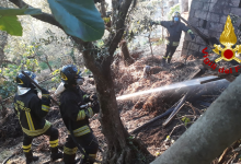Ariano Irpino| Incendio in un deposito agricolo, vigili del fuoco al lavoro fino al mattino