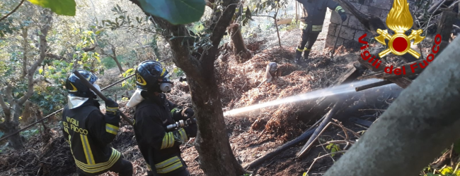 Ariano Irpino| Incendio in un deposito agricolo, vigili del fuoco al lavoro fino al mattino