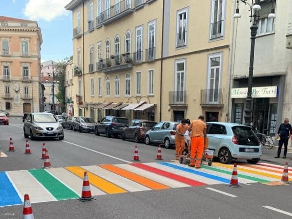 Avellino| Strisce pedonali colorate a via Matteotti, la Polstrada multa la Municipale
