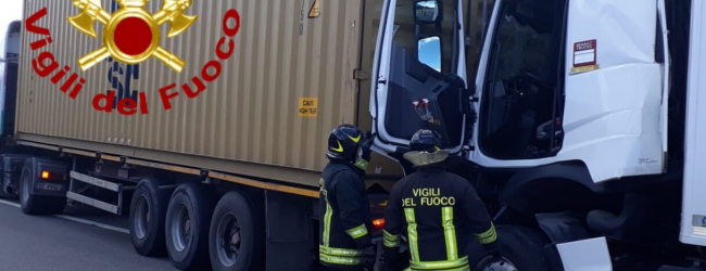 Pietradefusi| Tamponamento tra tir sull’A16, ferito uno dei conducenti