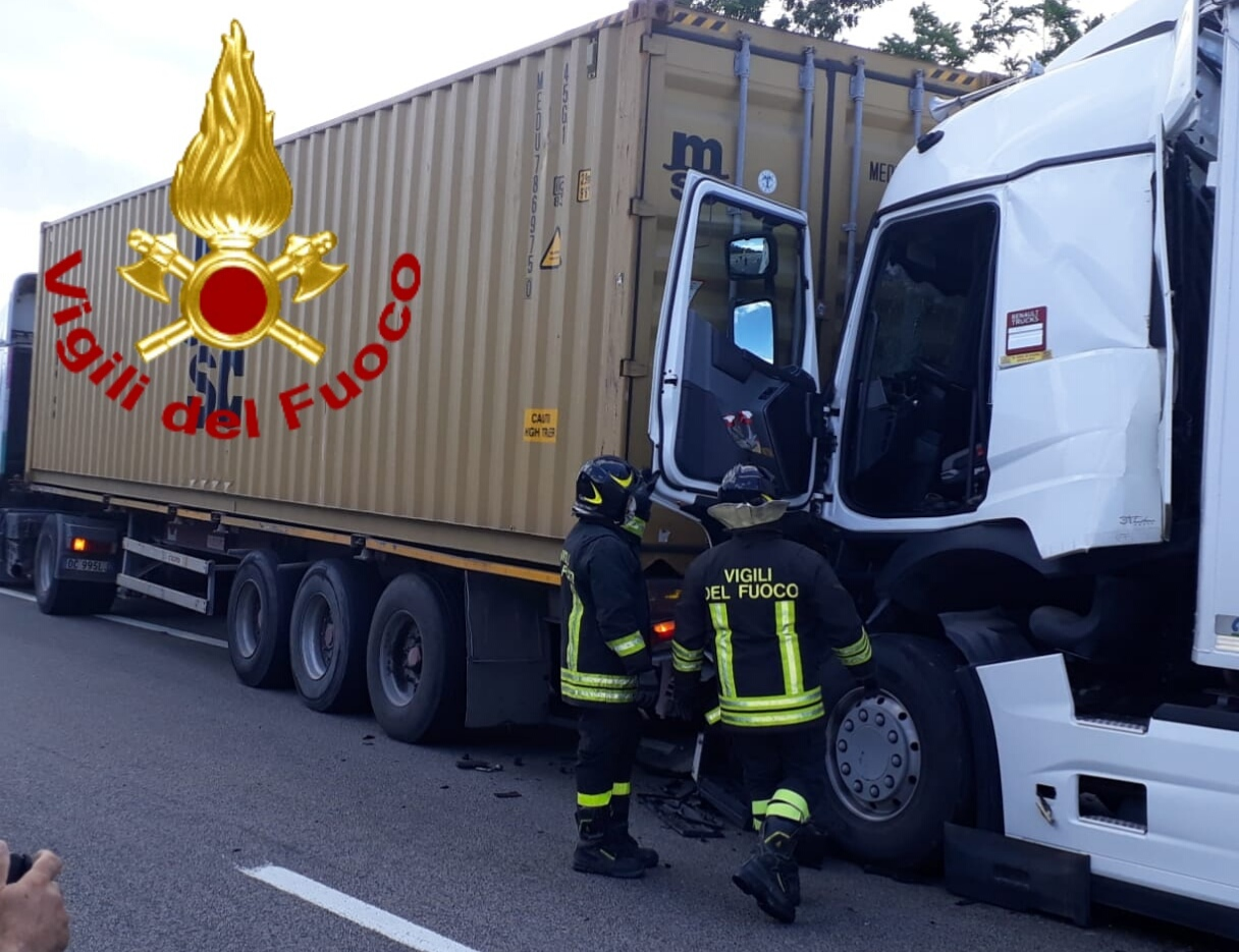 Pietradefusi| Tamponamento tra tir sull’A16, ferito uno dei conducenti