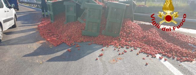Atripalda| Tir perde carico di pomodori: disagi sulla SS 7 BIS