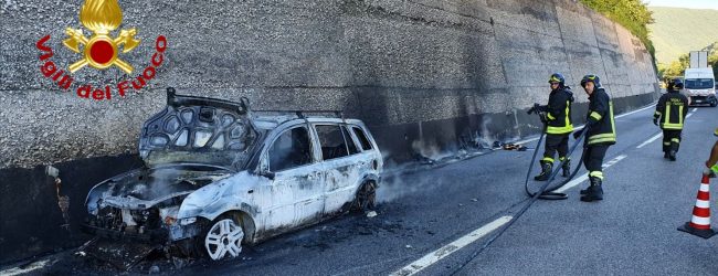Monteforte Irpino| Auto in fiamme sull’autostrada, paura per 48enne