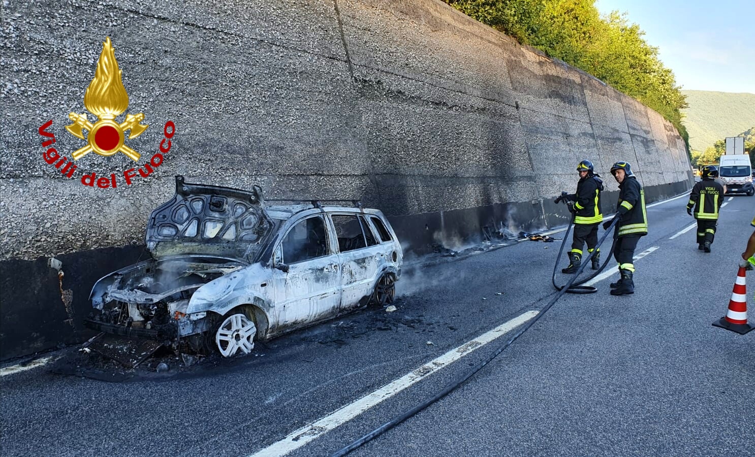 Monteforte Irpino| Auto in fiamme sull’autostrada, paura per 48enne