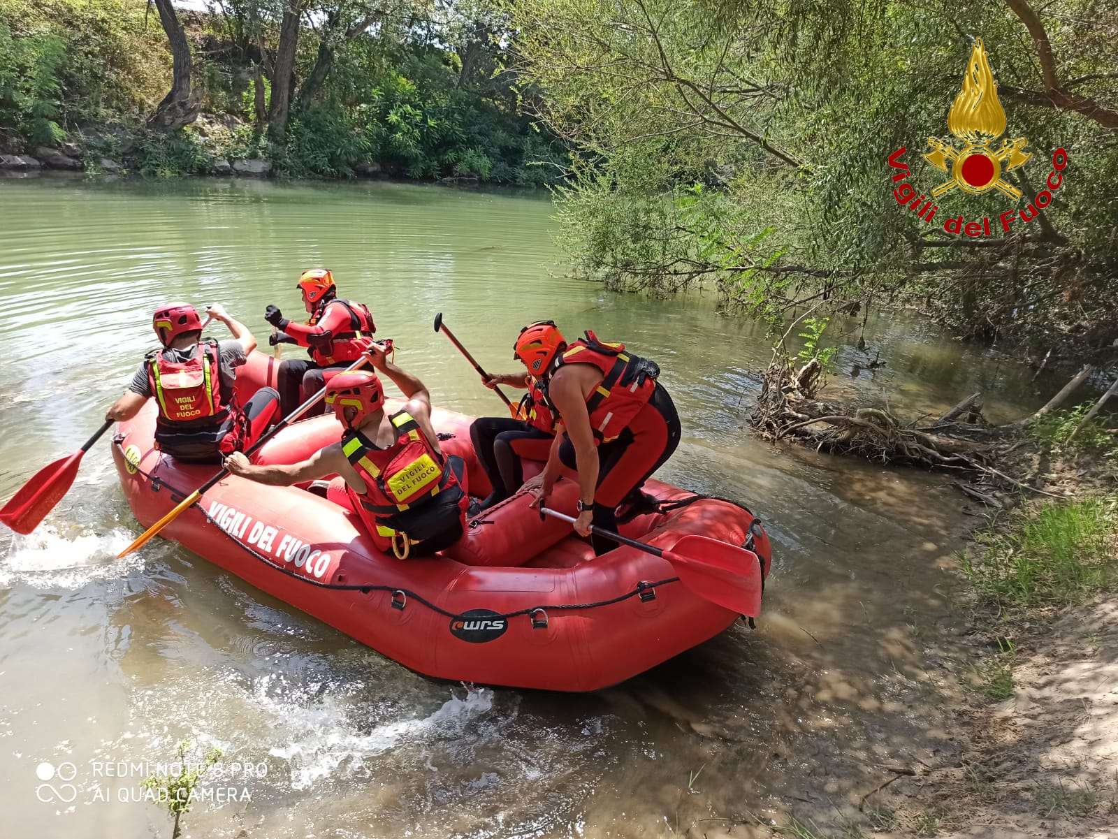 Fiume Volturno: i vigili del fuoco salvano un cane