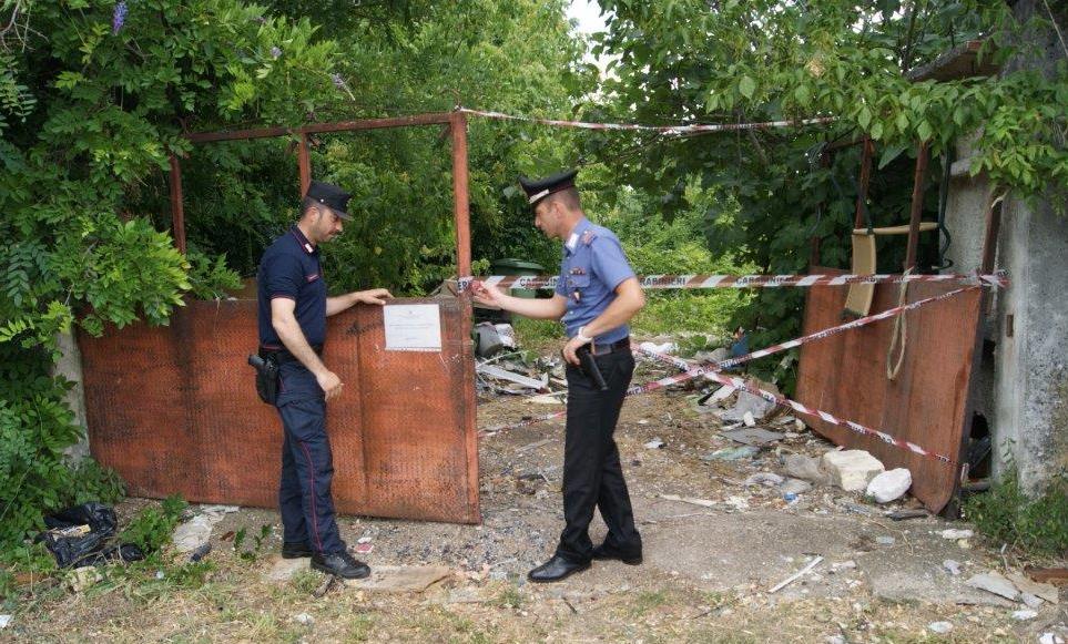 Sversano rifiuti speciali su un fondo abbandonato: denunciate due persone a Telese Terme