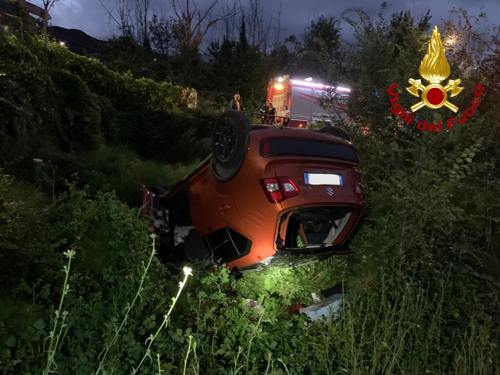 Pietrastornina| Auto sbanda e finisce in una scarpata: feriti 4 giovani