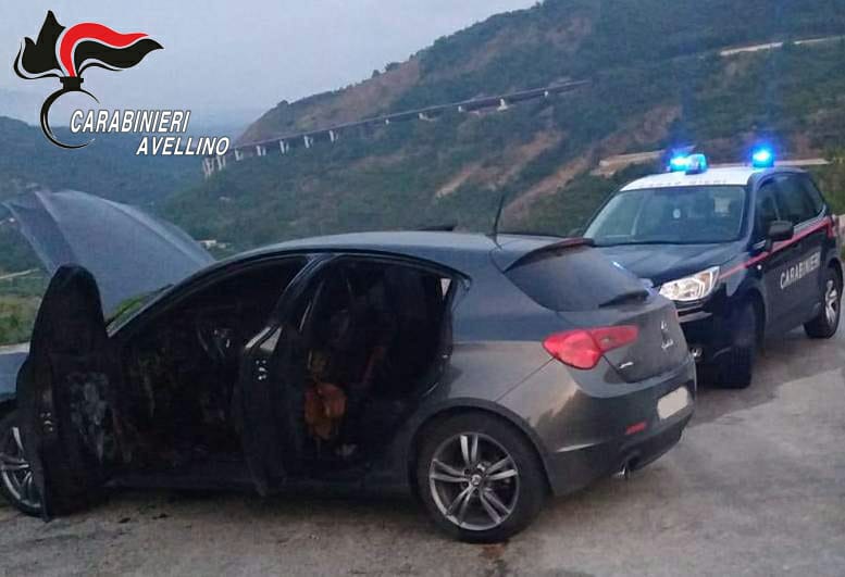 Calitri| Tentano il colpo al bancomat della Popolare di Bari e bruciano l’auto per coprire la fuga