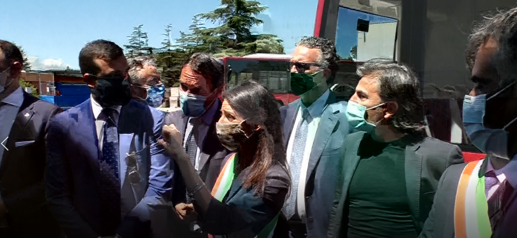 Da Flumeri a Roma: autobus irpini per la Capitale. Raggi: “Un bel capitolo di una storia industriale italiana fatta bene”