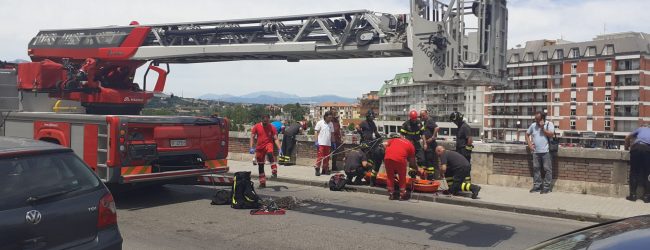 Benevento| Uomo precipita giù nel Calore in Via Posillipo: è vivo