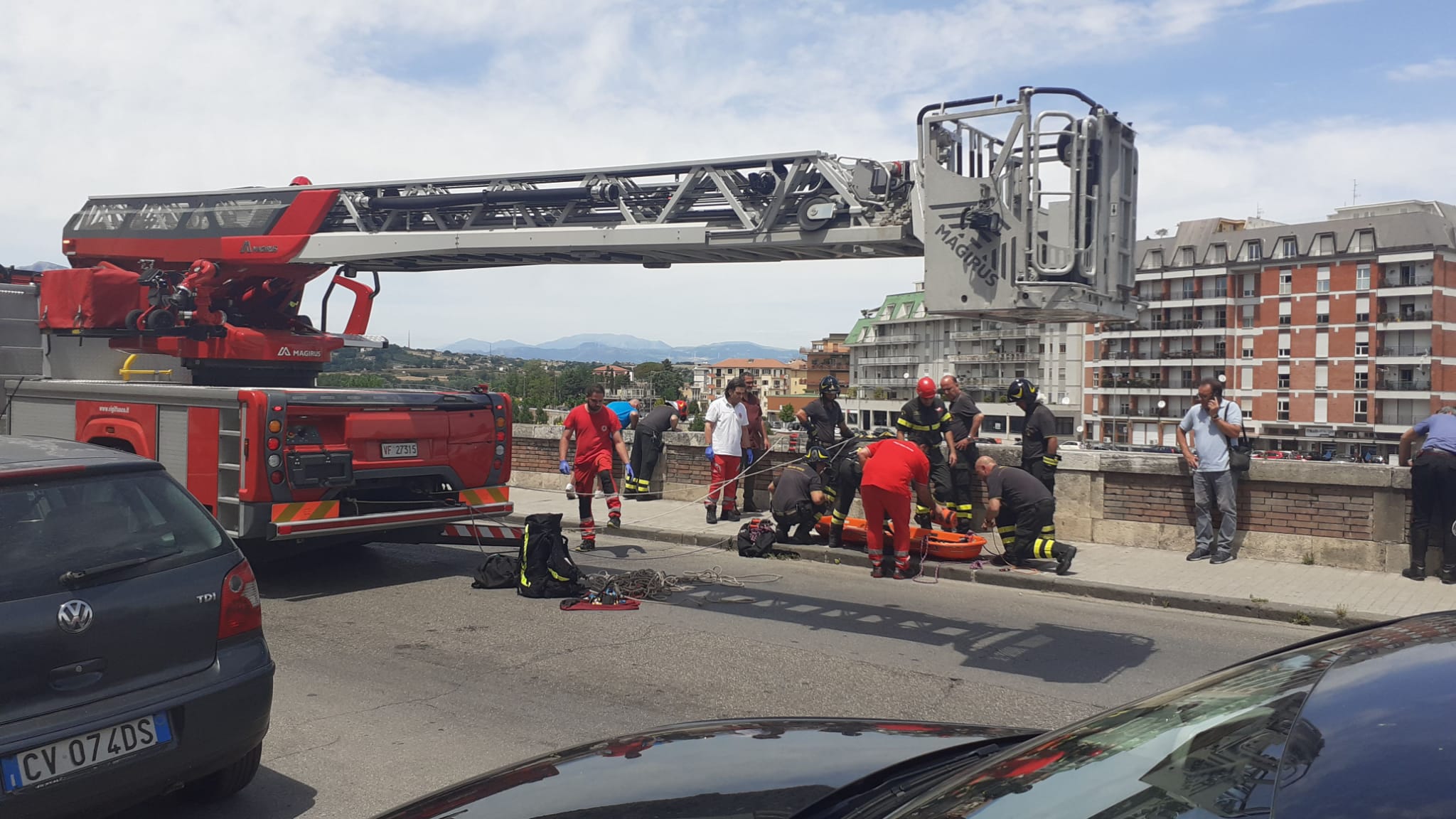 Benevento| Uomo precipita giù nel Calore in Via Posillipo: è vivo