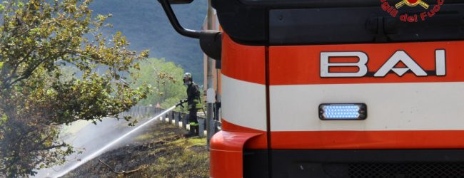 Bruciano sterpaglie: Vigili del Fuoco di Avellino impegnati in due operazioni lungo l’A16