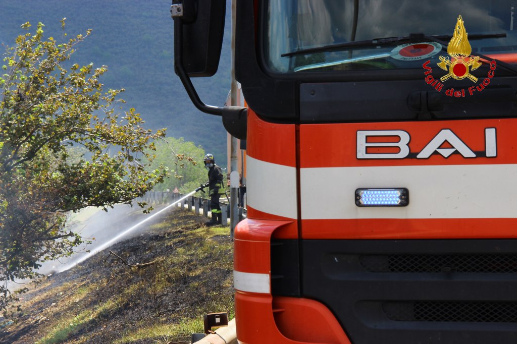 Bruciano sterpaglie: Vigili del Fuoco di Avellino impegnati in due operazioni lungo l’A16