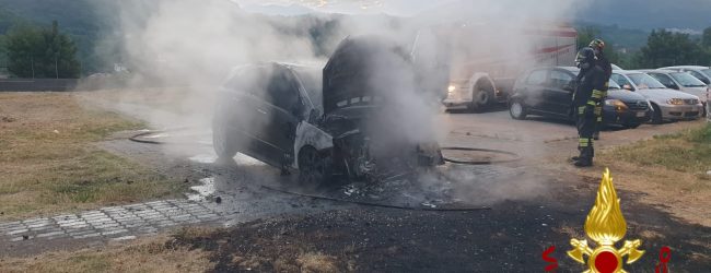 Atripalda| Auto in fiamme a contrada Alvanite, intervengono i vigili del fuoco