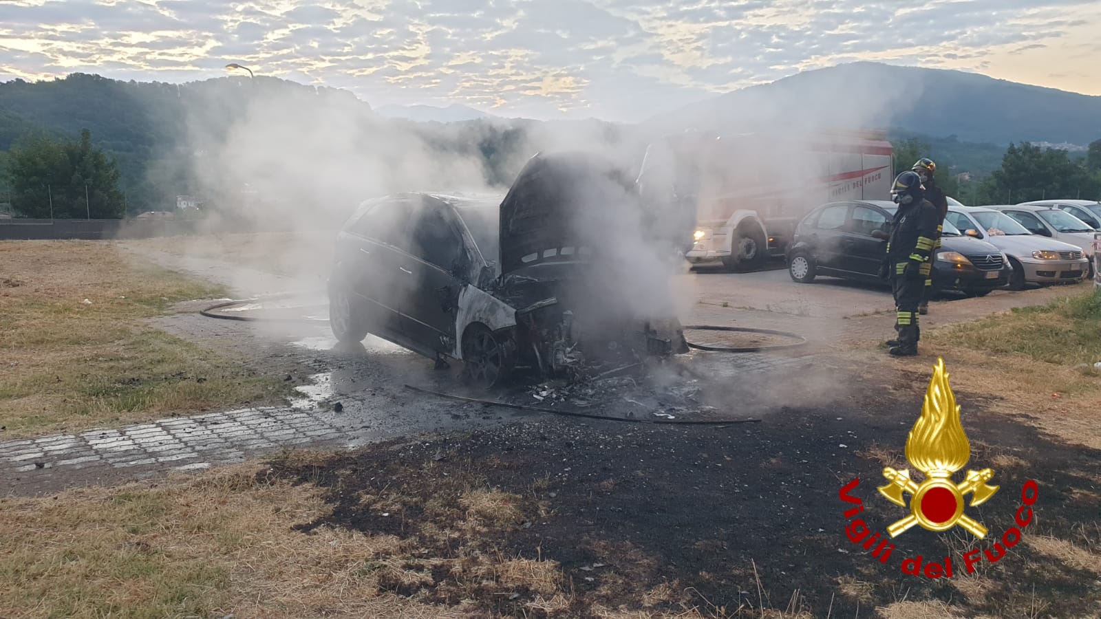 Atripalda| Auto in fiamme a contrada Alvanite, intervengono i vigili del fuoco
