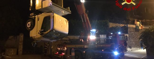 Solofra| Camioncino dei rifiuti finisce in un torrente, intervengono i vigili del fuoco