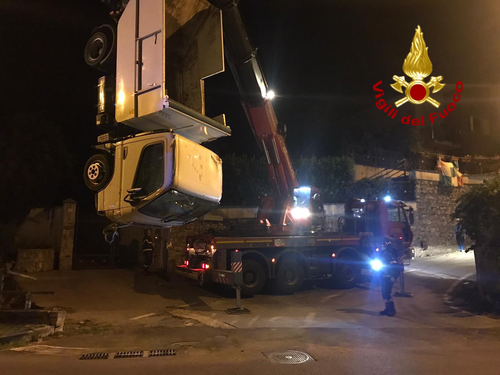 Solofra| Camioncino dei rifiuti finisce in un torrente, intervengono i vigili del fuoco