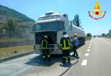 Principio d’incendio per una autocisterna, paura sul casello autostrale Avellino Est